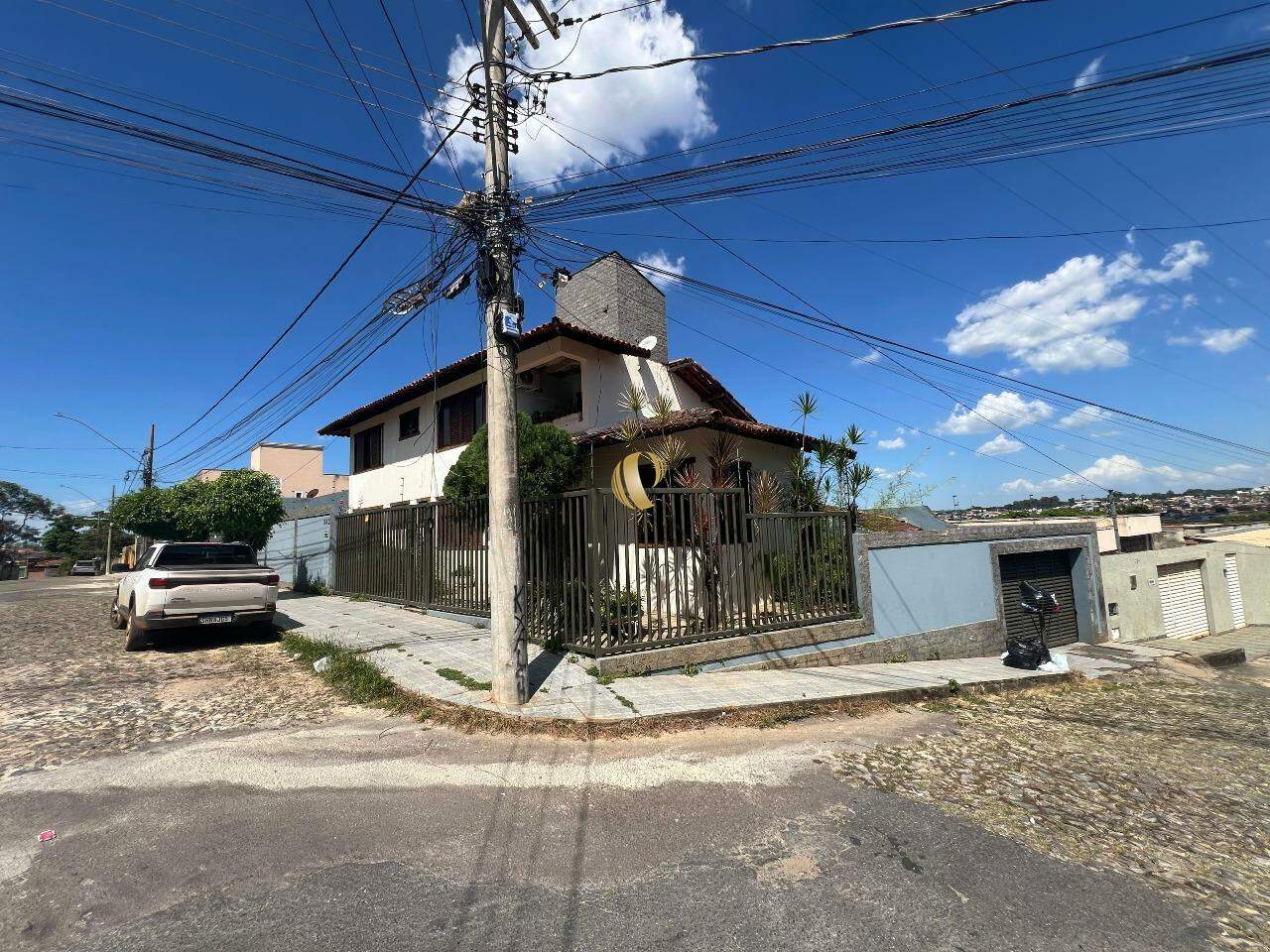 Casa à venda com 5 quartos, 272m² - Foto 2