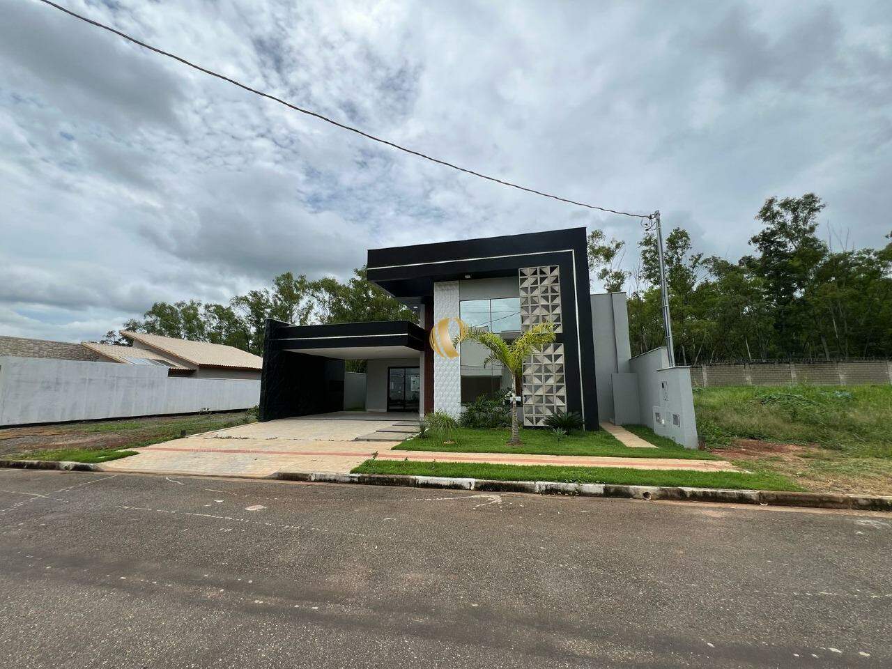Casa à venda com 3 quartos, 246m² - Foto 2