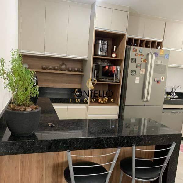 Casa à venda com 3 quartos, 93m² - Foto 1
