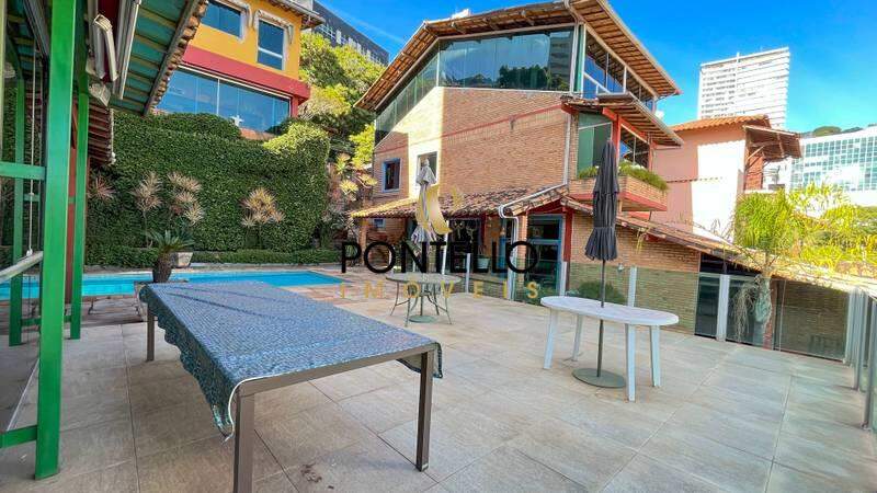 Casa à venda com 5 quartos, 550m² - Foto 1