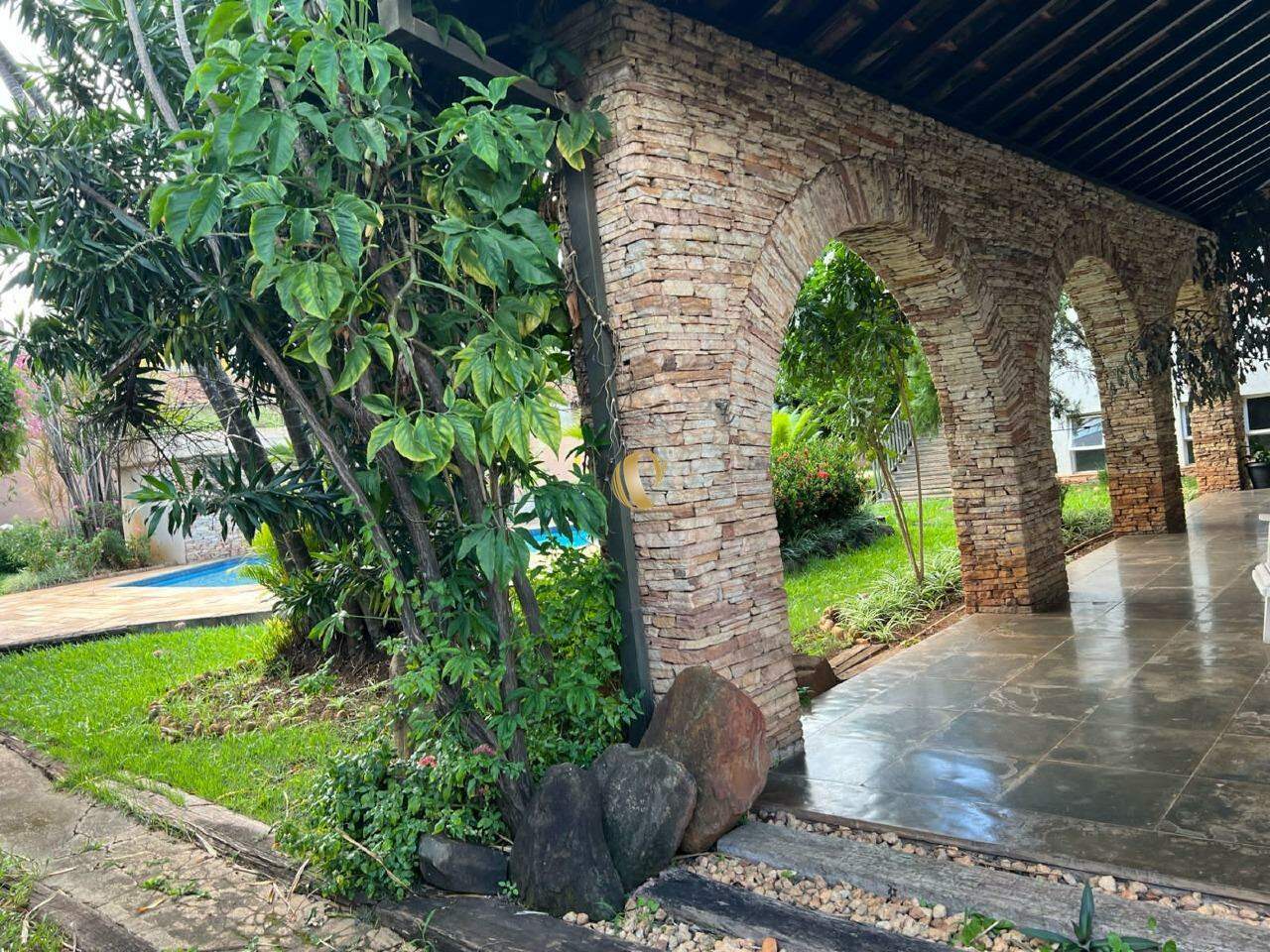 Casa para alugar com 6 quartos, 800m² - Foto 2