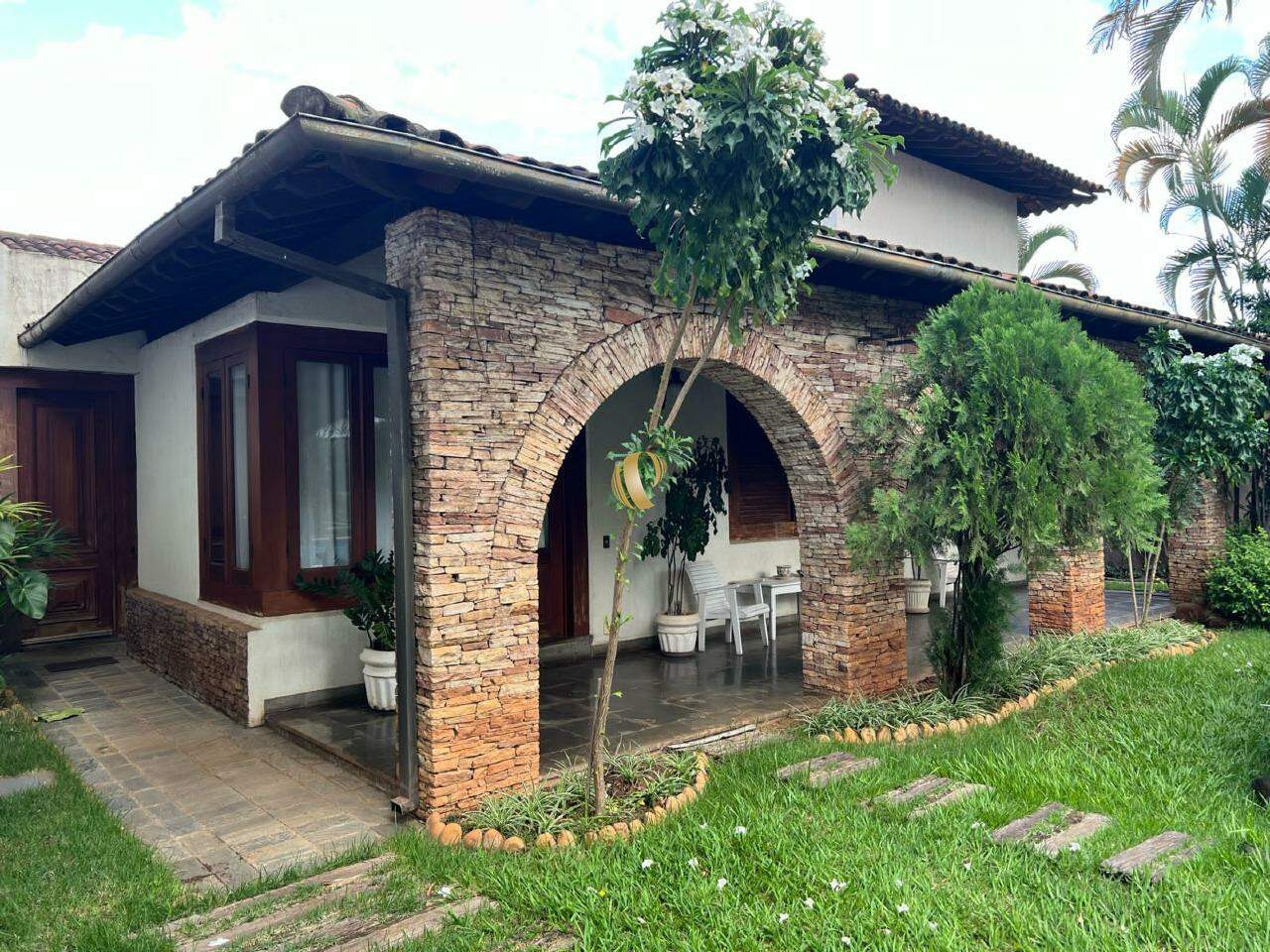 Casa para alugar com 6 quartos, 800m² - Foto 1