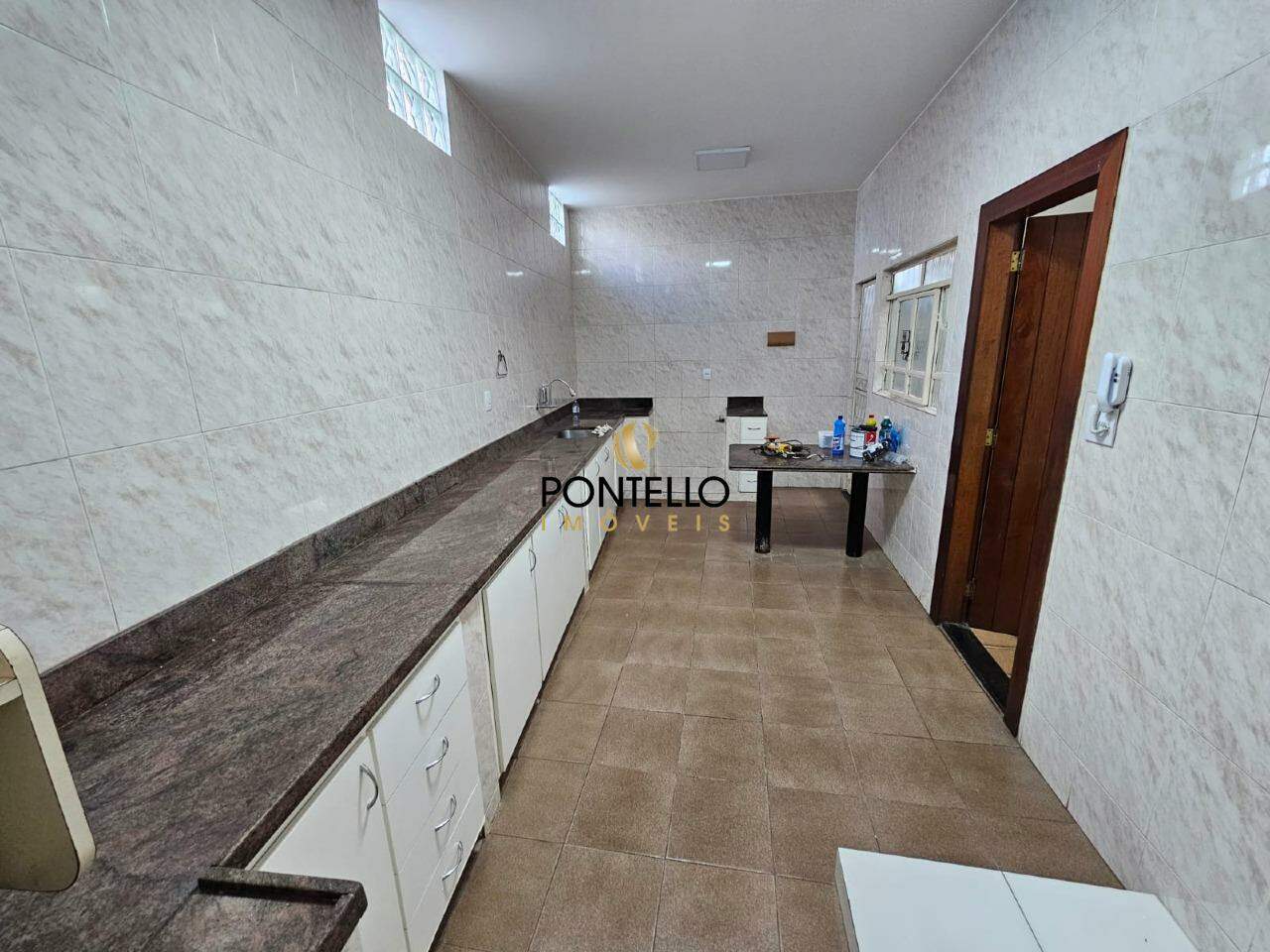 Casa para alugar com 5 quartos, 174m² - Foto 11