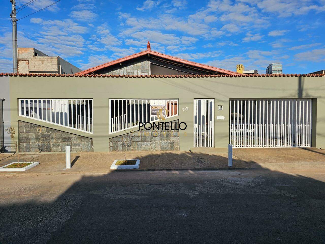 Casa para alugar com 5 quartos, 174m² - Foto 1