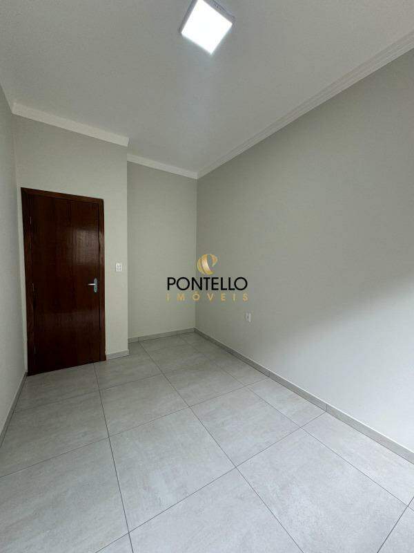 Casa à venda com 2 quartos, 60m² - Foto 3