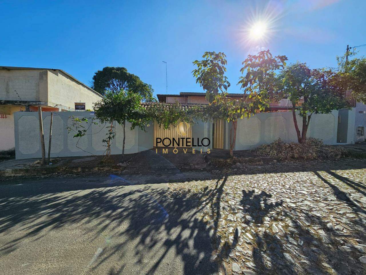Casa para alugar com 4 quartos, 218m² - Foto 1