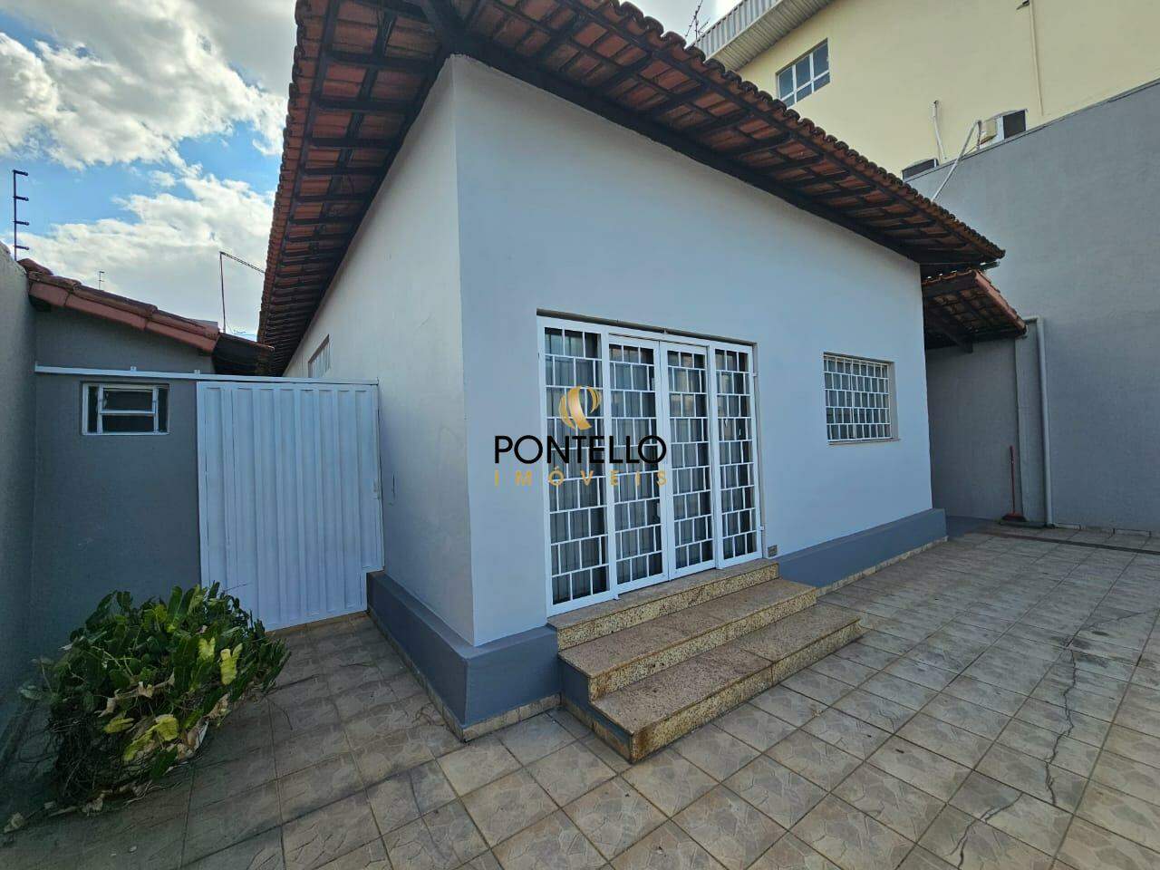 Casa para alugar com 5 quartos, 252m² - Foto 1