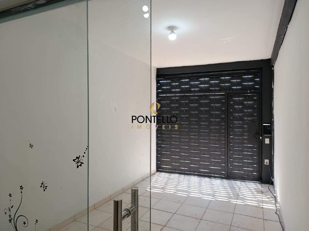 Casa para alugar com 2 quartos, 200m² - Foto 1