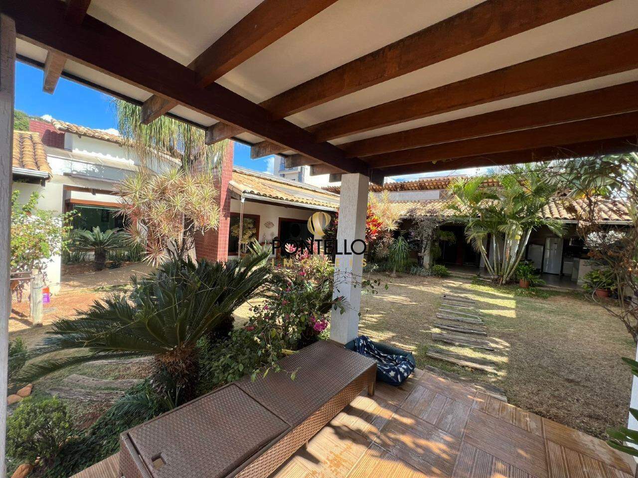 Casa para alugar com 8 quartos, 378m² - Foto 1