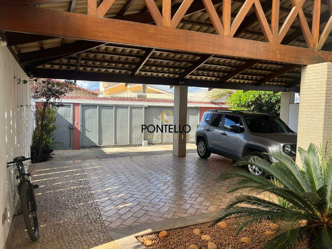 Casa para alugar com 8 quartos, 378m² - Foto 2