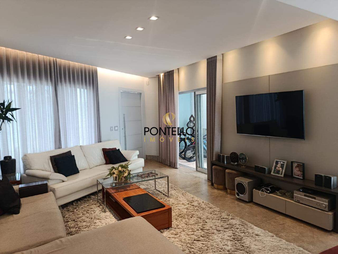 Casa, 4 quartos, 220 m² - Foto 1