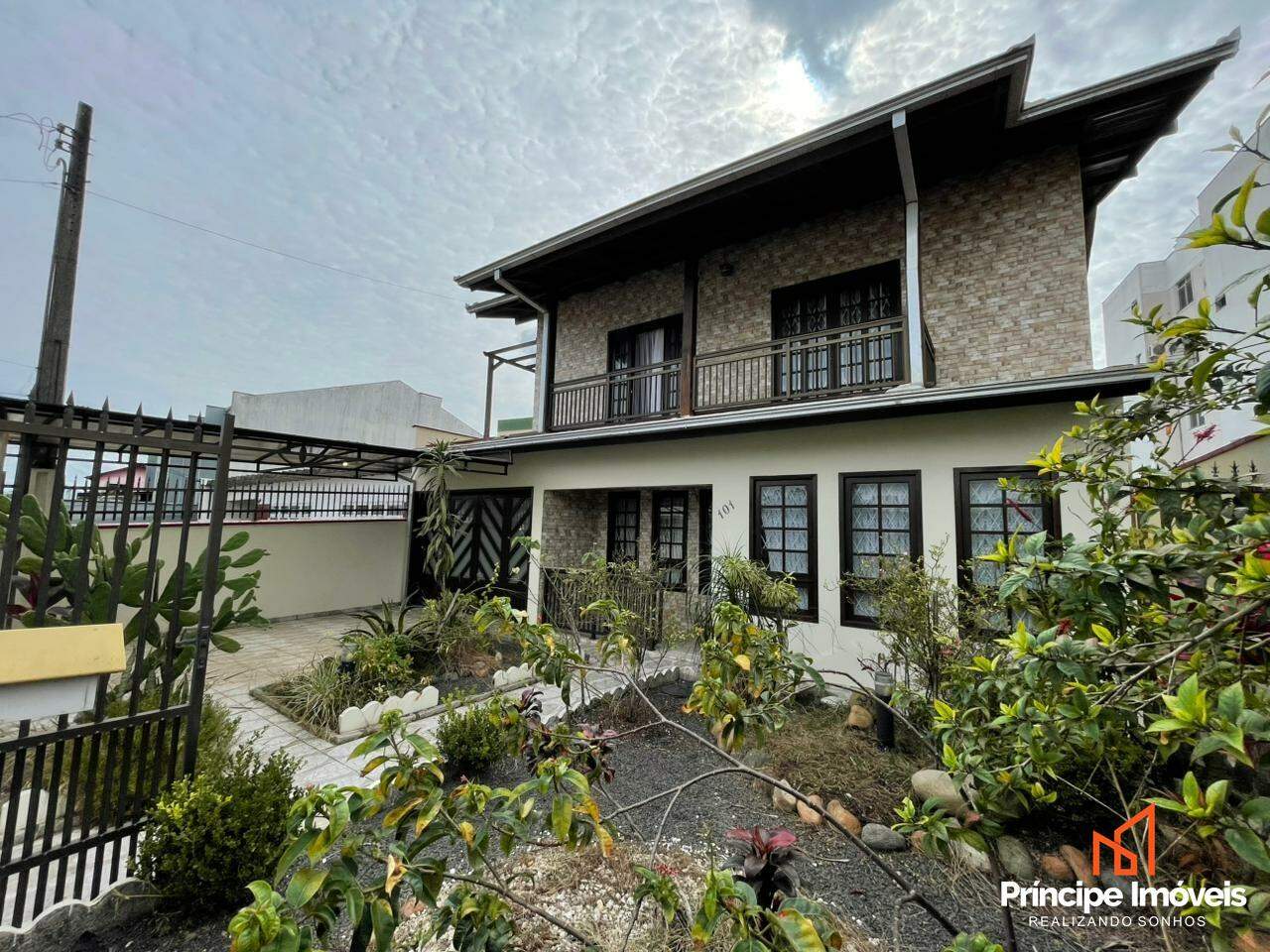 Casa à venda em Joinville, Guanabara, 4 quartos: 