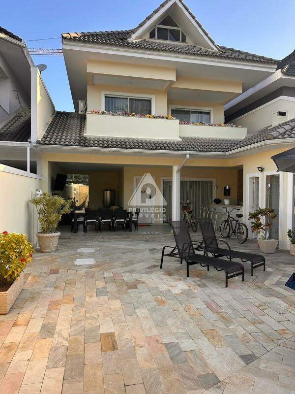 Casa triplex à venda em Avenida das Américas ***** — 4 quartos