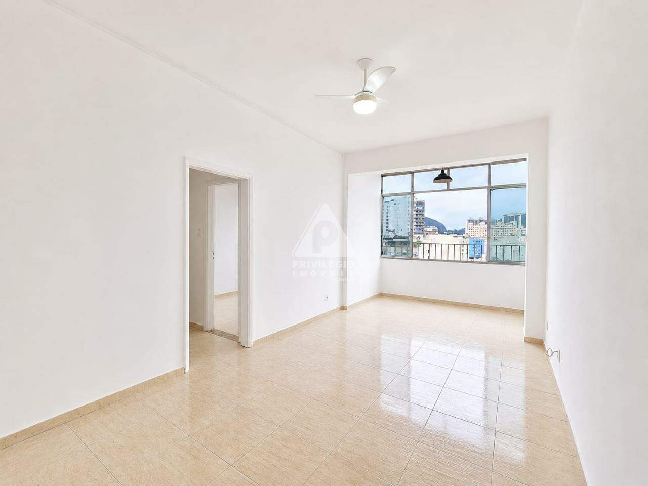 Apartamento à venda em Rua São Salvador ** — 2 quartos