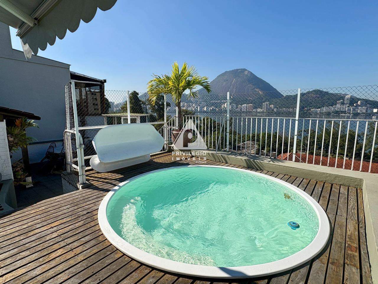 Cobertura duplex à venda em Avenida Lineu de Paula Machado, Lagoa — 3 quartos