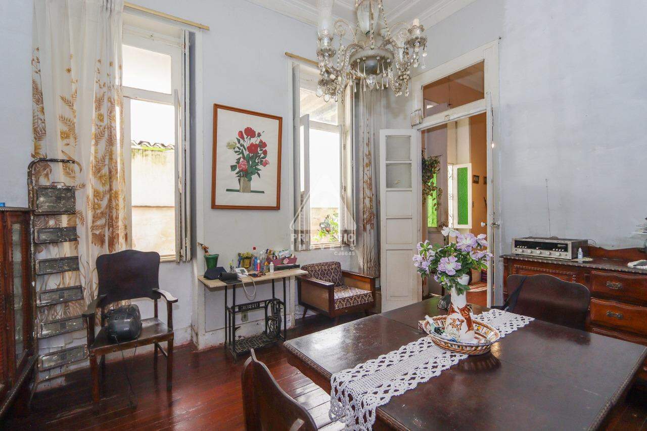 Casa de rua à venda em Rua Viúva Lacerda *** — 4 quartos