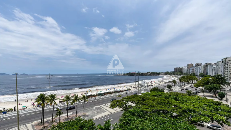 Apartamento à venda em Avenida Atlântica **** — 3 quartos