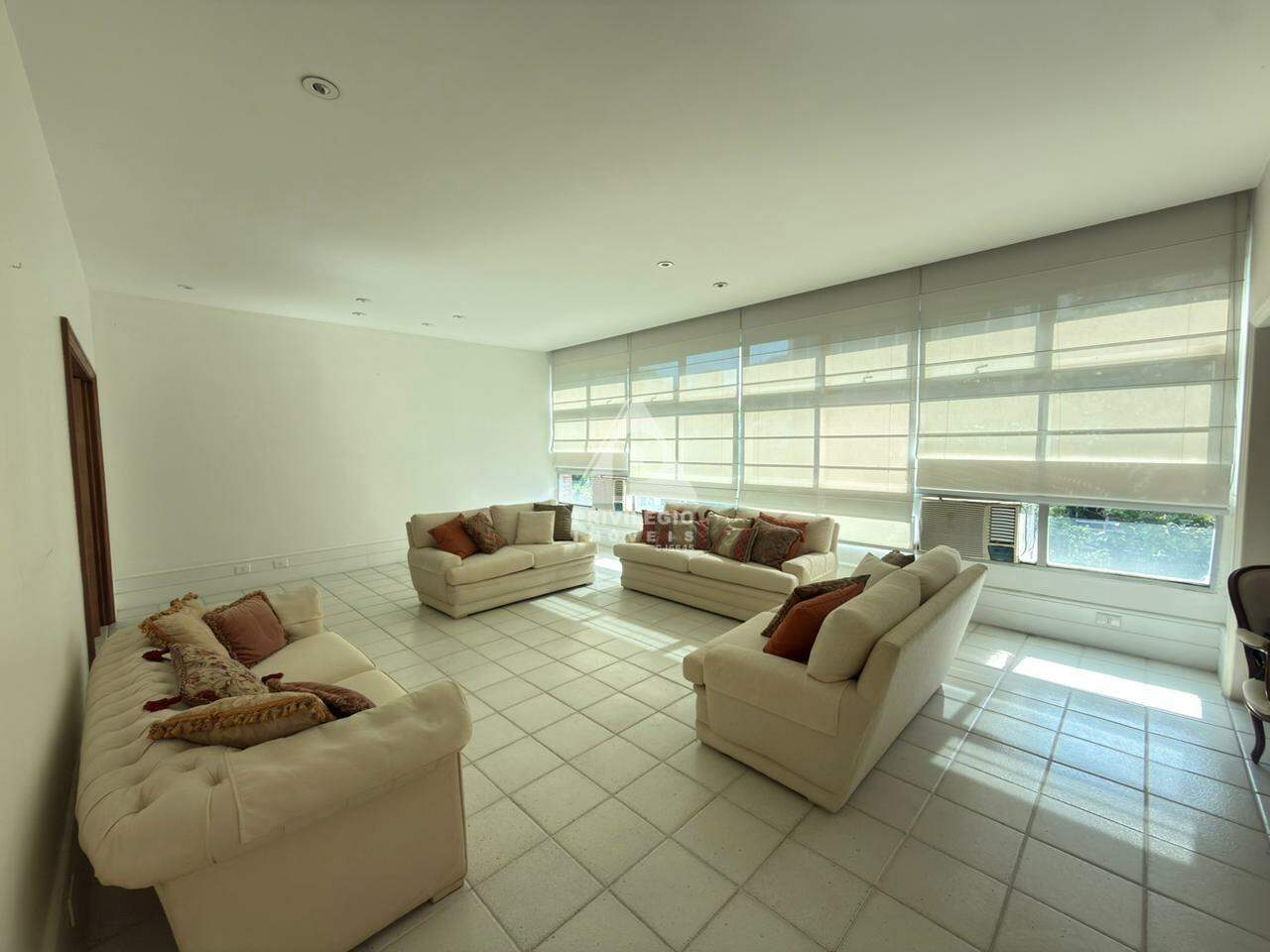 Apartamento à venda em Praça Almirante Belfort Vieira ** — 4 quartos
