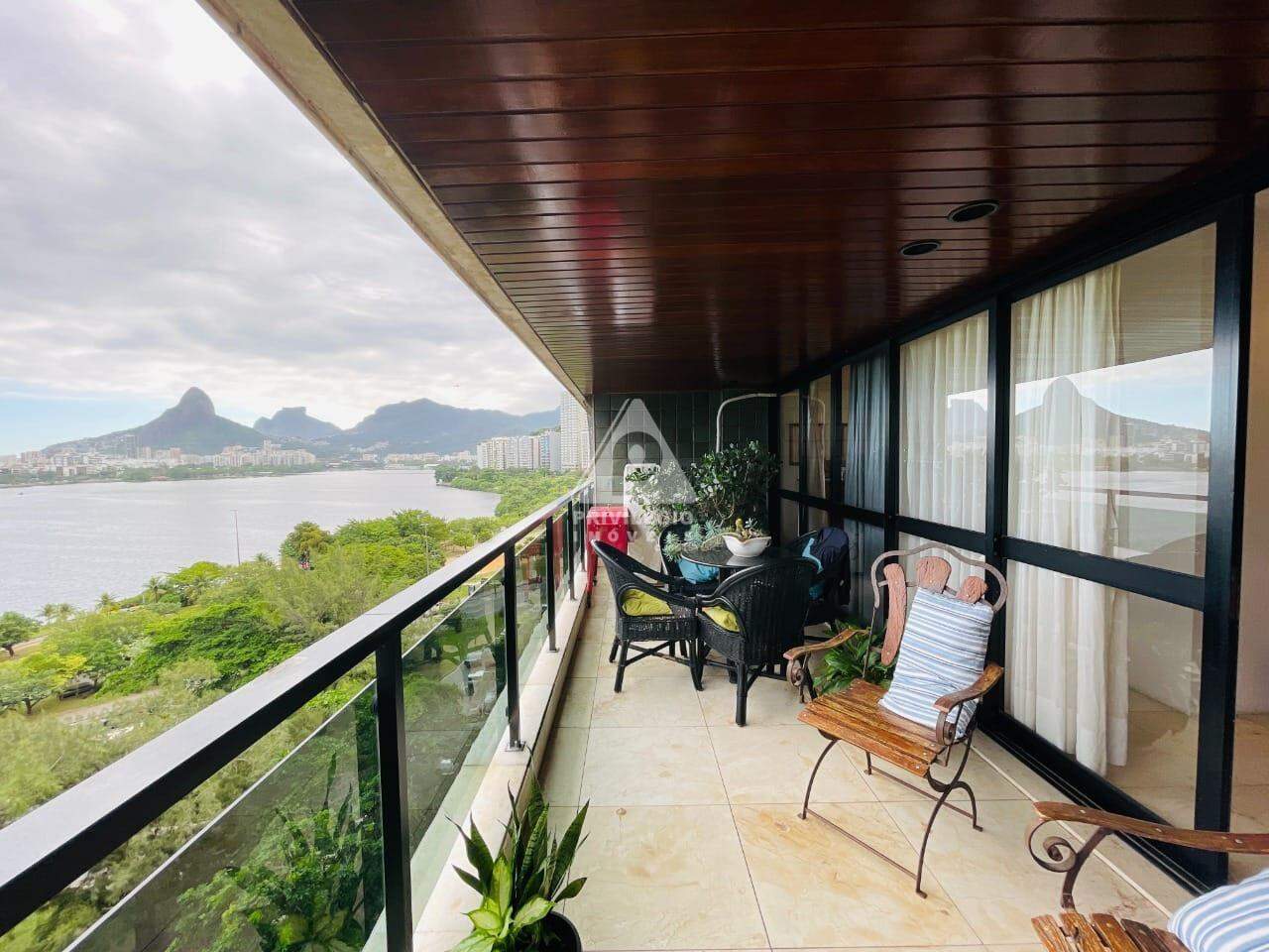 Apartamento à venda em Avenida Epitácio Pessoa **** — 4 quartos