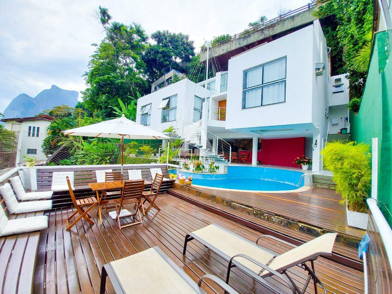 Casa à venda em Rua São Leobaldo *** — 6 quartos