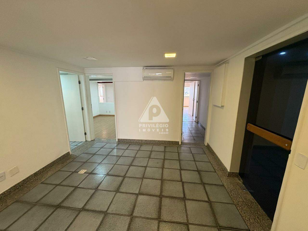 Sala à venda em Rua do Carmo, Centro — 5 quartos