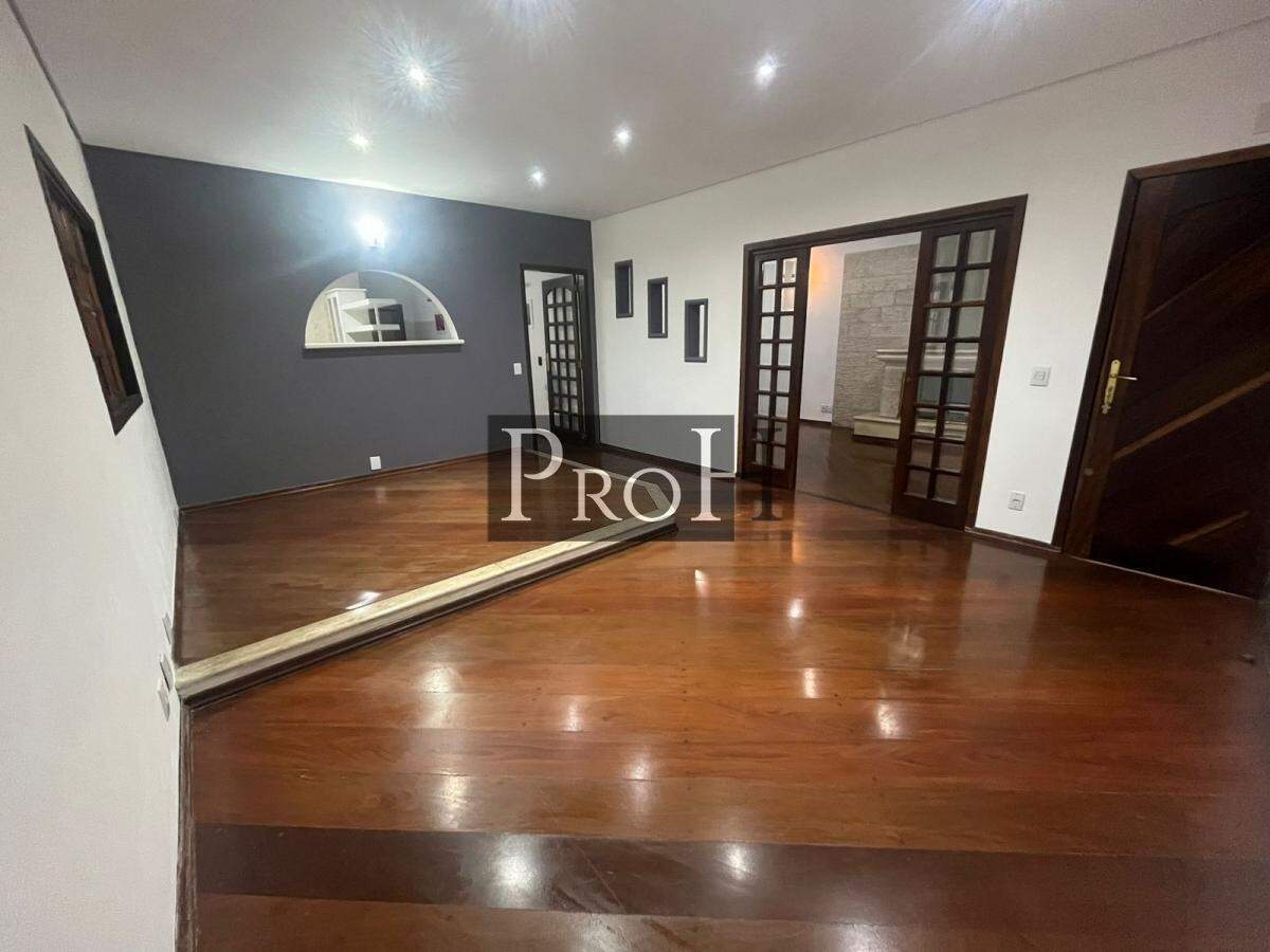 Sobrado para alugar com 3 quartos, 240m² - Foto 1