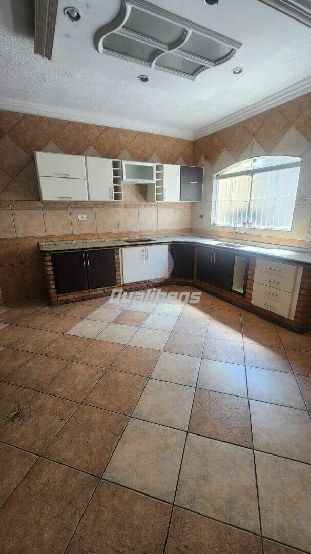 Sobrado à venda no Jardim Guapituba: 