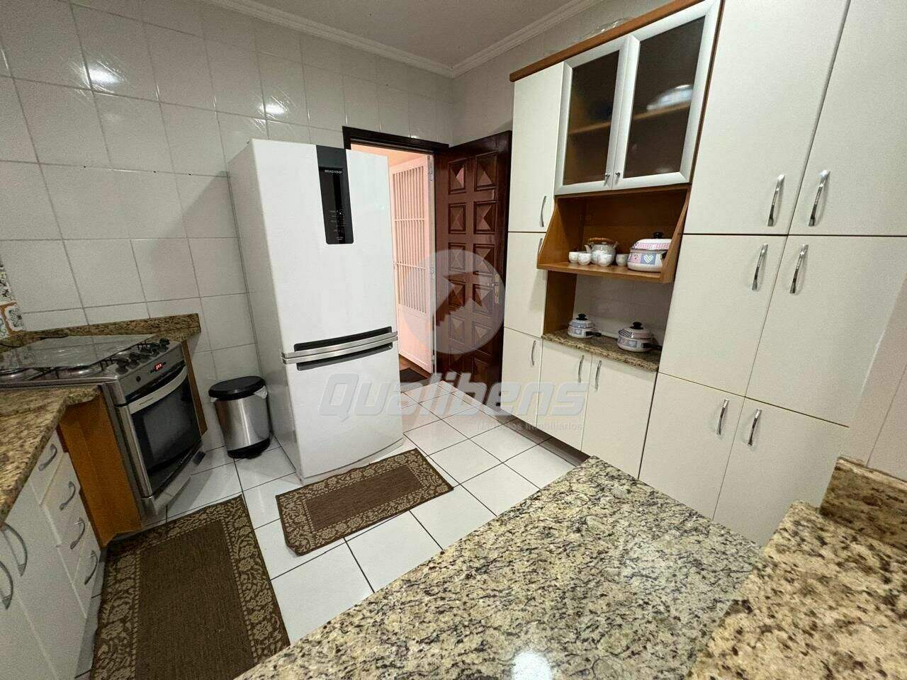 Sobrado à venda no Jardim Guapituba: 