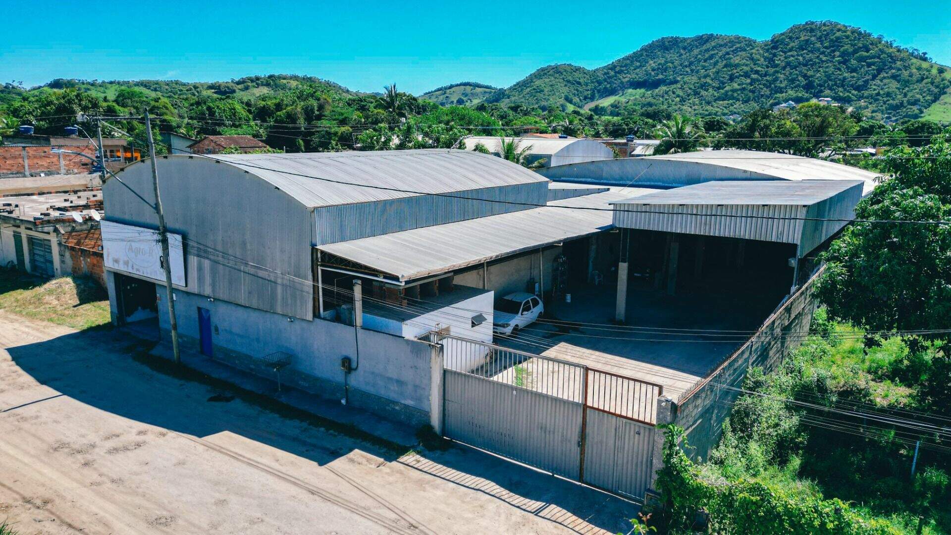 Galpão à venda no Hararas da Peniche: 