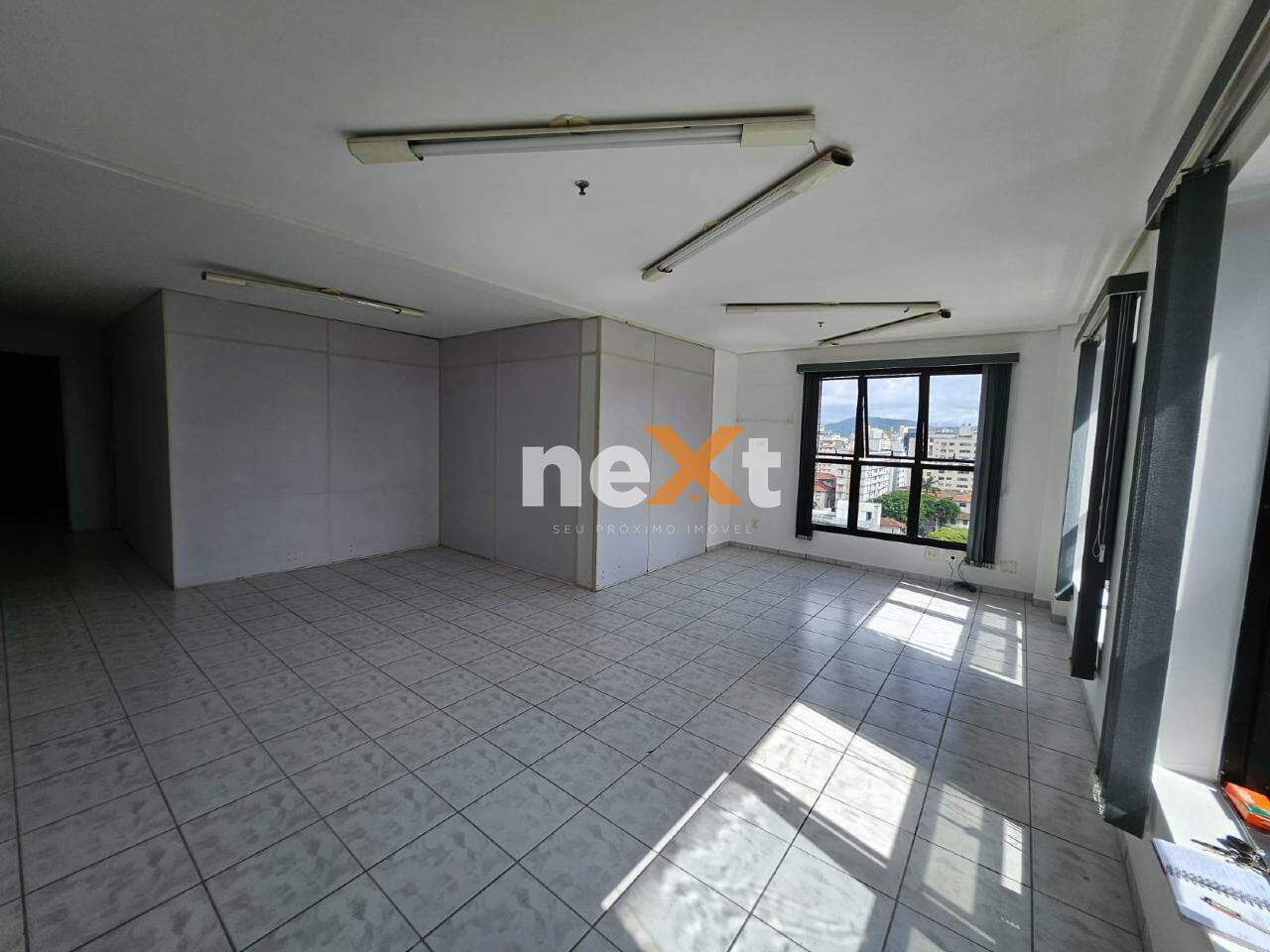 Sala à venda no Embaré: 