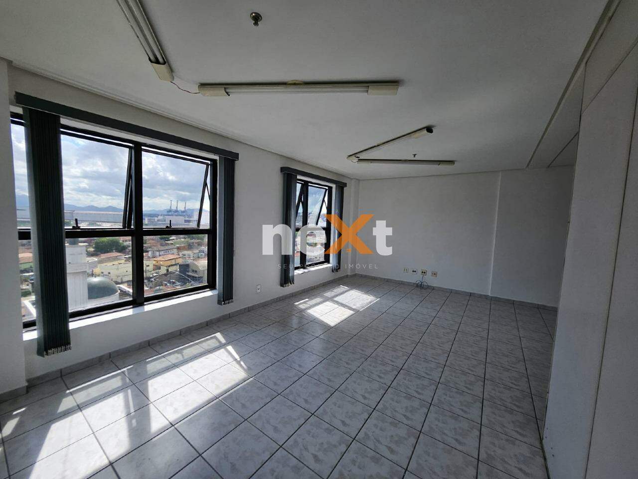 Sala à venda no Embaré: 