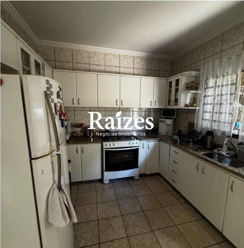 Casa, 4 quartos, 178 m² - Foto 1