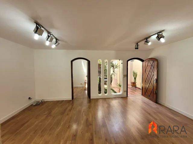 Casa à venda com 3 quartos, 229m² - Foto 1