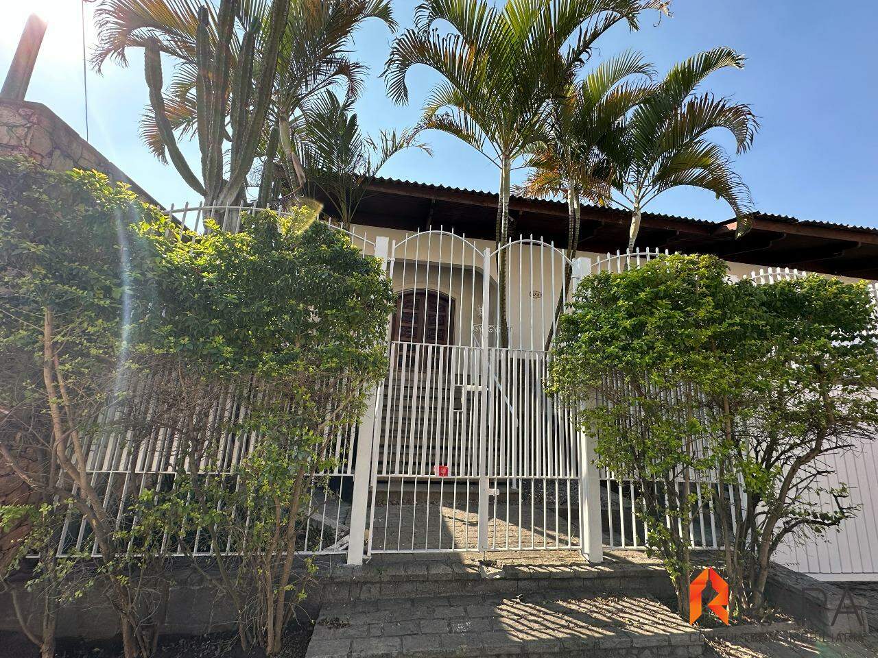 Casa à venda com 4 quartos, 630m² - Foto 2