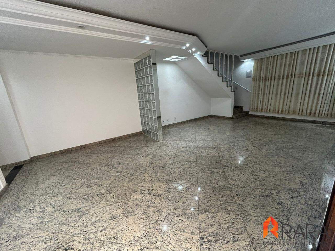 Sobrado à venda com 4 quartos, 220m² - Foto 1