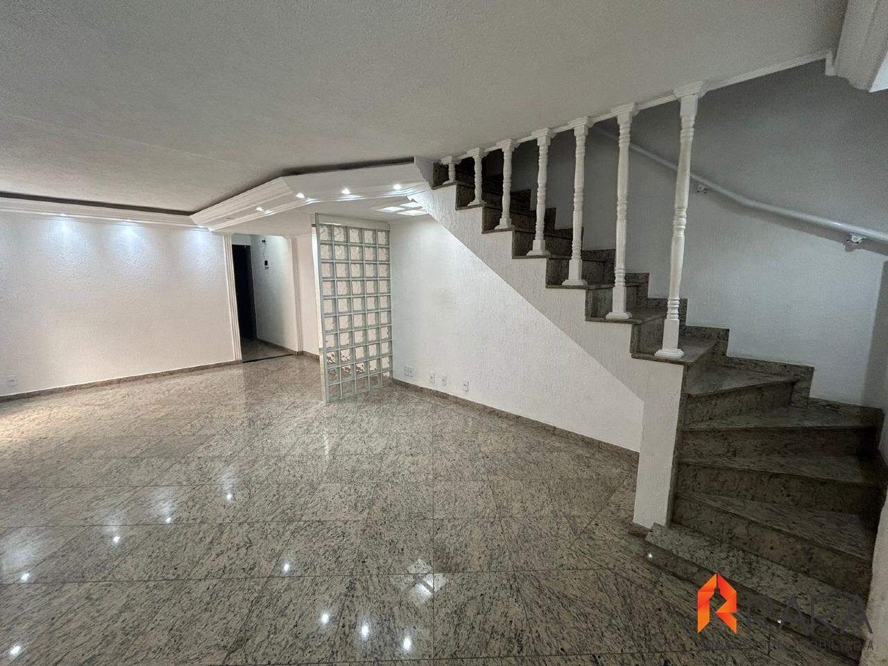 Sobrado à venda com 4 quartos, 220m² - Foto 2