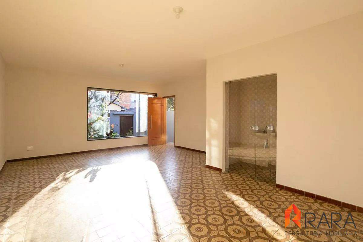 Casa para alugar com 3 quartos, 200m² - Foto 1