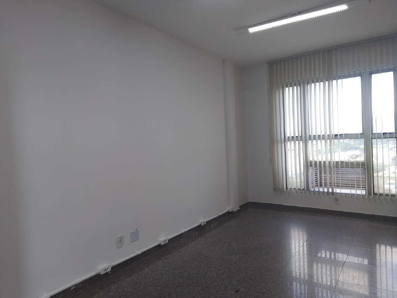 Conjunto de salas para aluguel no Estoril: 