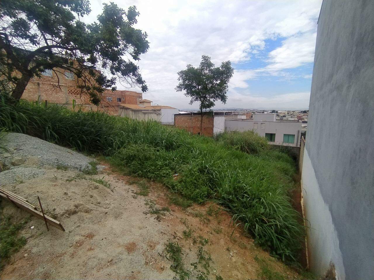 Terreno / Área à venda no Cândida Ferreira: 