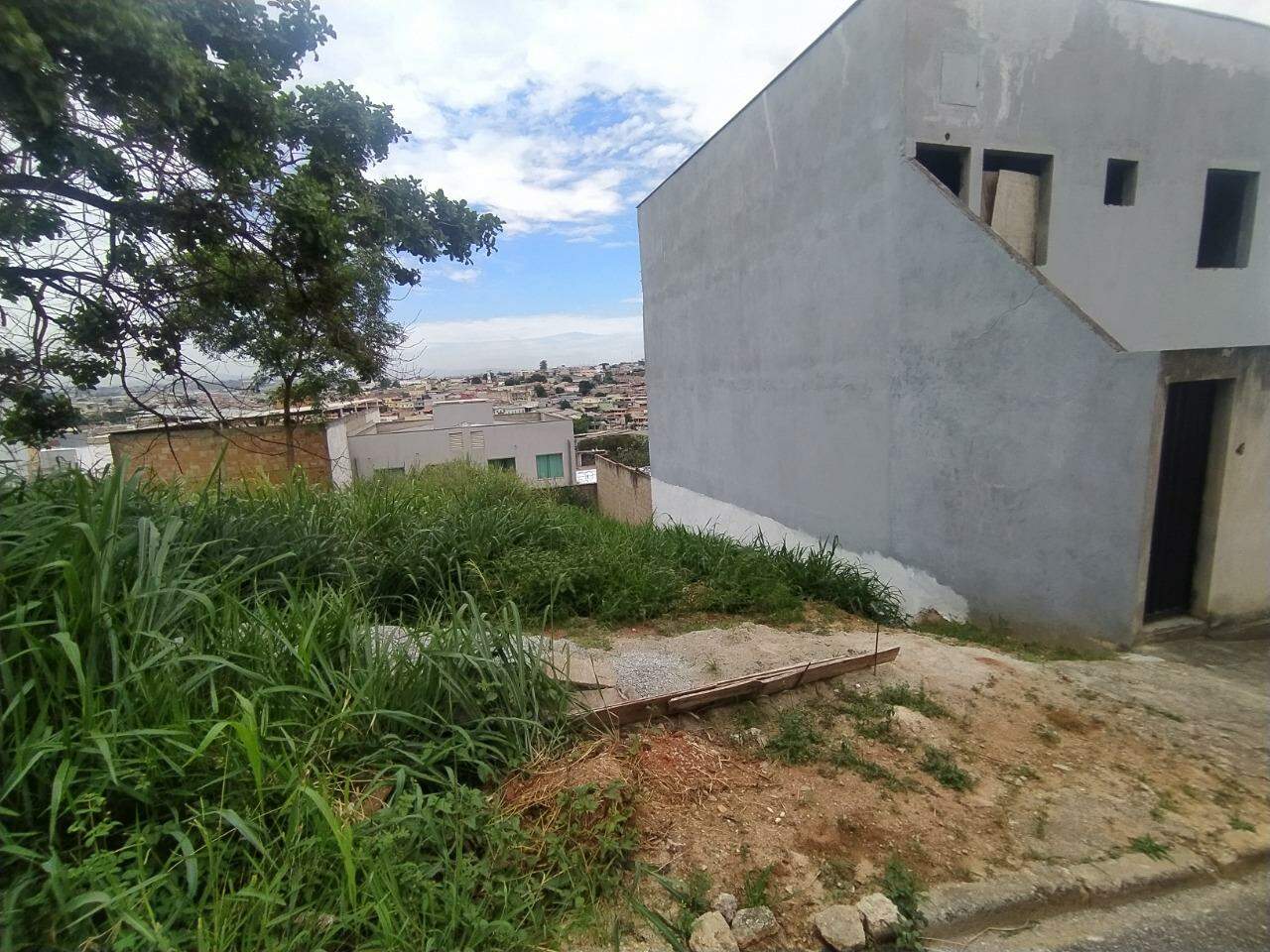 Terreno / Área à venda no Cândida Ferreira: 