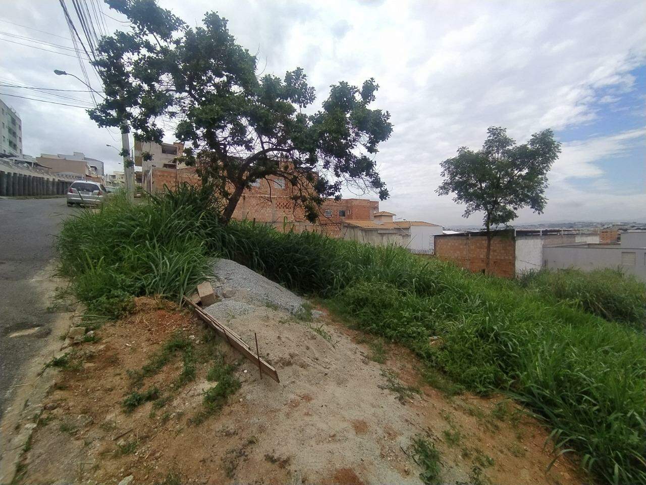 Terreno / Área à venda no Cândida Ferreira: 