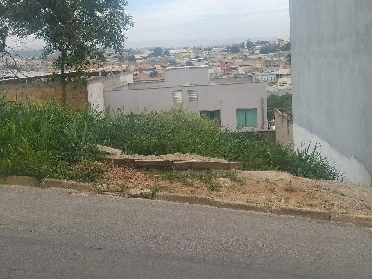 Terreno / Área à venda no Cândida Ferreira: 