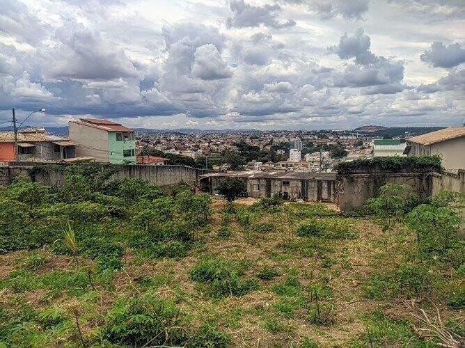 Terreno / Área à venda no Xangrilá: 