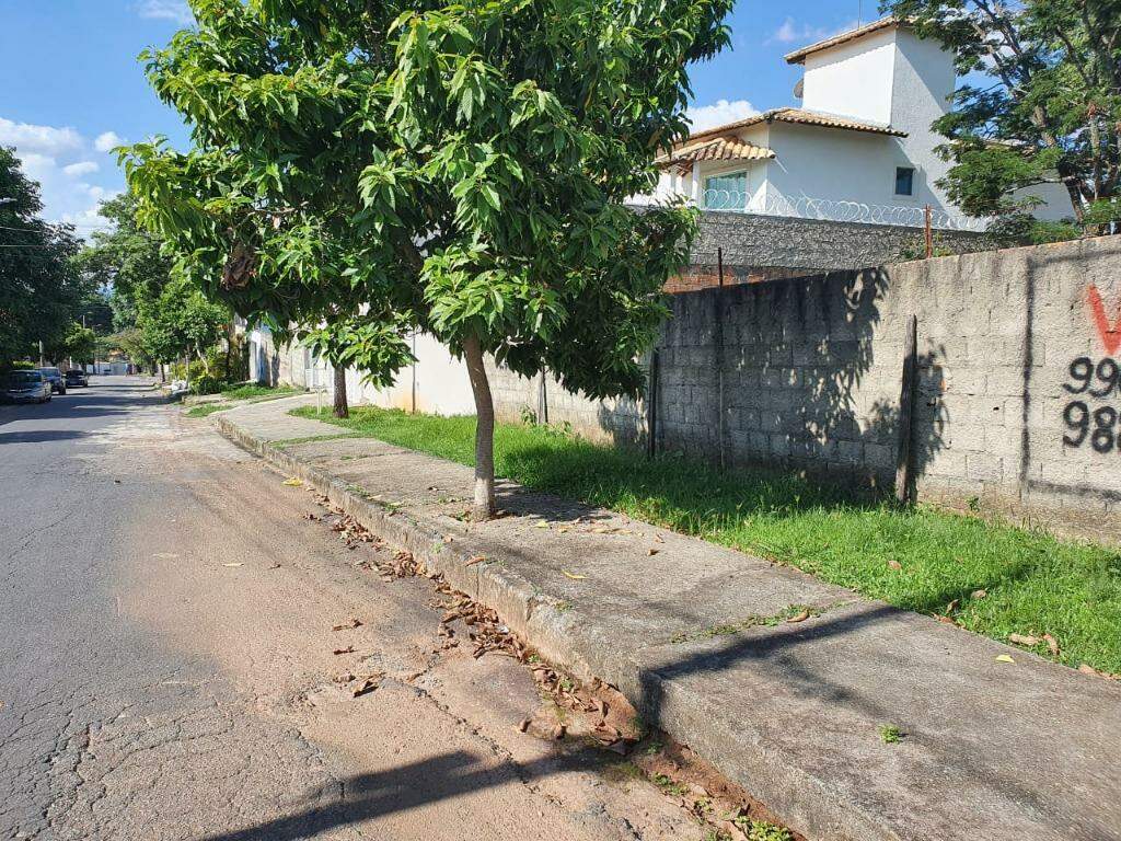 Terreno / Área à venda no Trevo: 