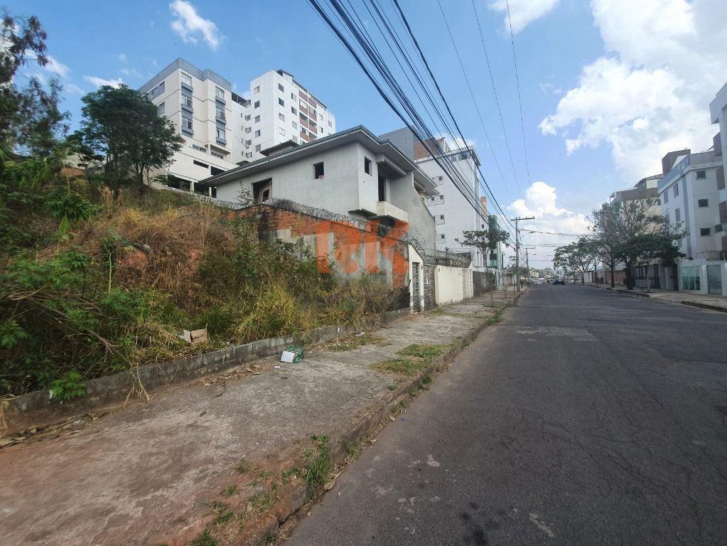 Terreno / Área à venda no Manacás: 