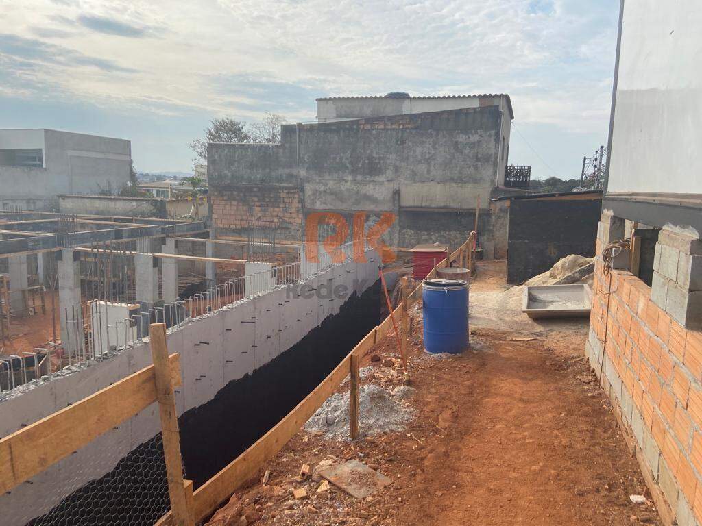 Apartamento à venda no Manacás: 