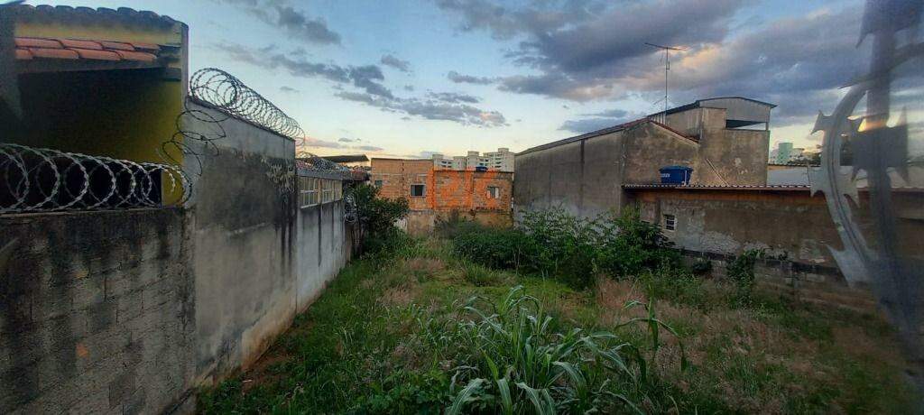 Terreno / Área à venda no Santa Terezinha: 