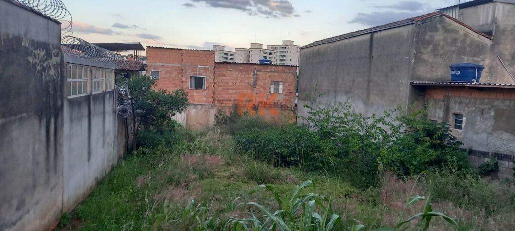 Terreno / Área à venda no Santa Terezinha: 