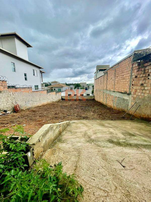 Lote à venda no Cabral: 