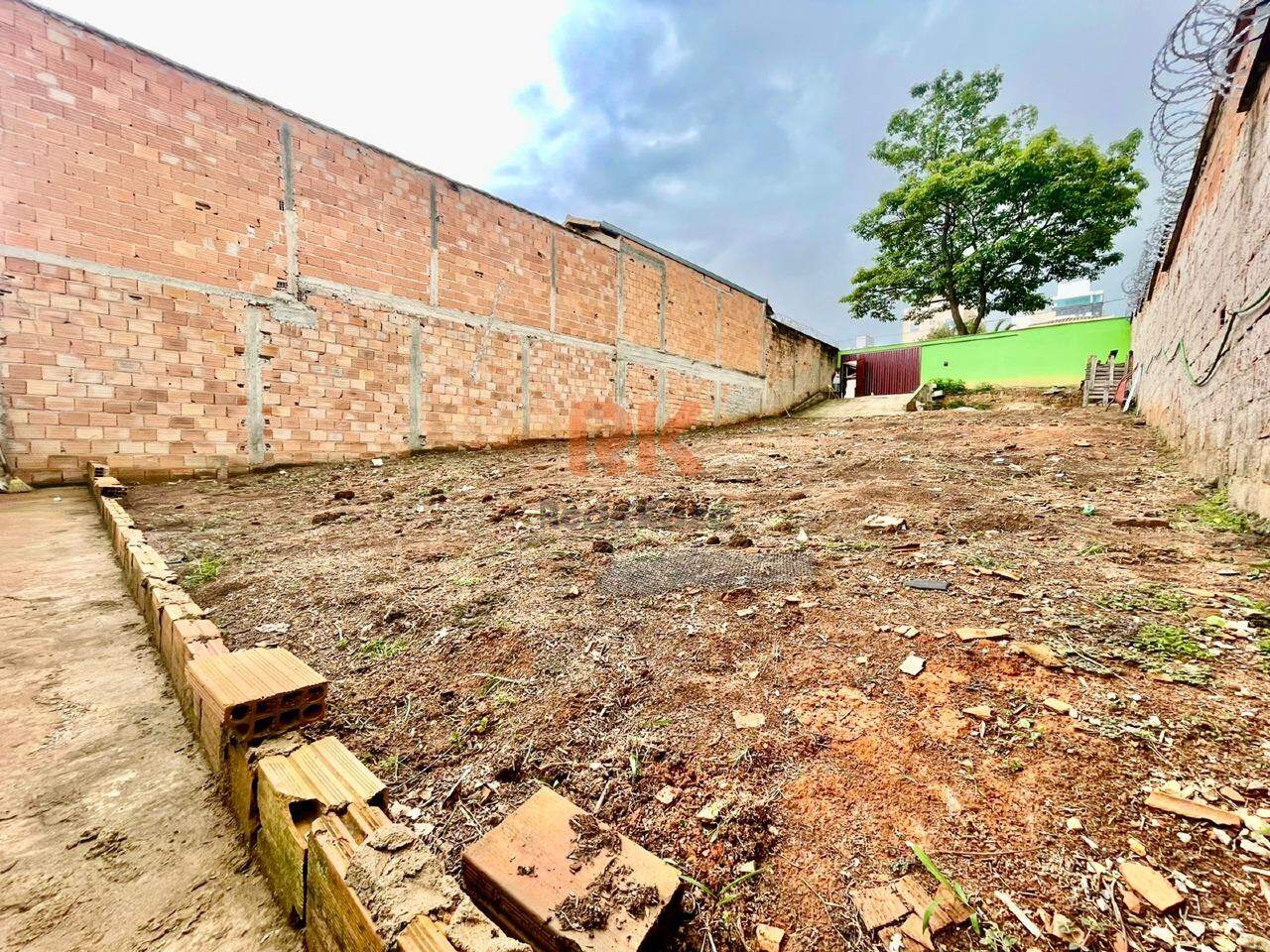 Lote à venda no Cabral: 